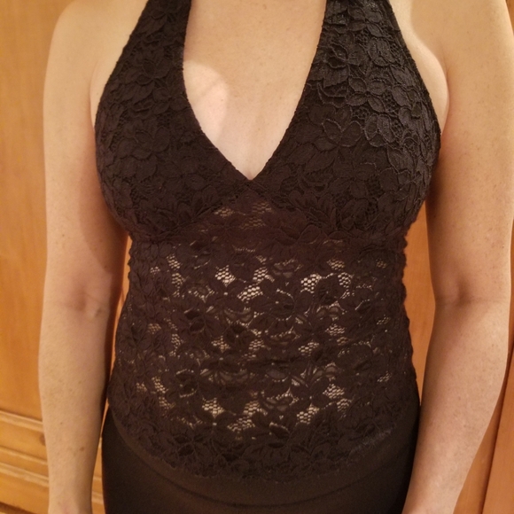 Halter style lace top - Picture 2 of 7